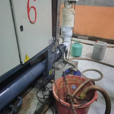 风冷螺杆式冷水机组维修保养清洗